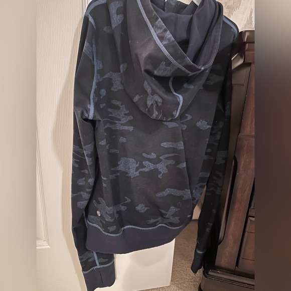 Beautiful Lululemon Define Jacket Heathered Texture
Lotus Camo Oil Slick Blue - Picture 3 of 6